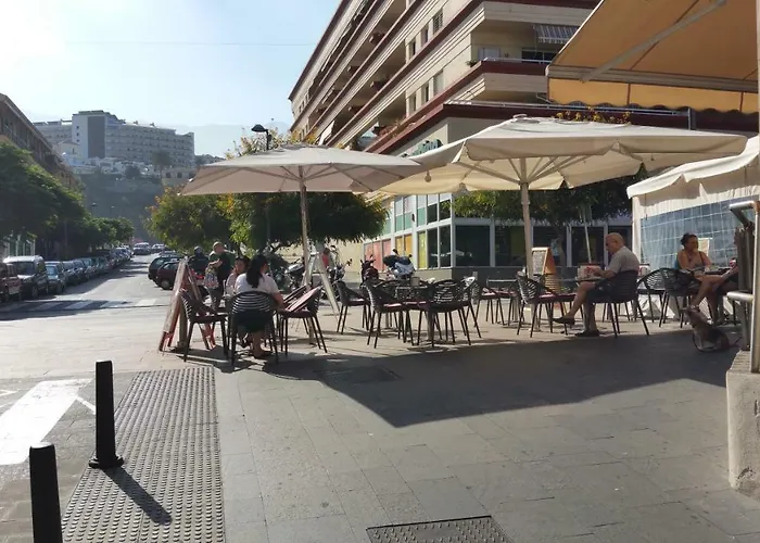 Atico Studio+terraza+wifi Ilimitado+satelite דירה *